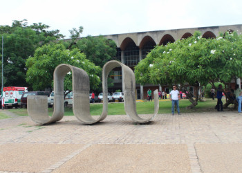 CUT-PI exige debate durante ato em frente a assembleia com servidores públicos